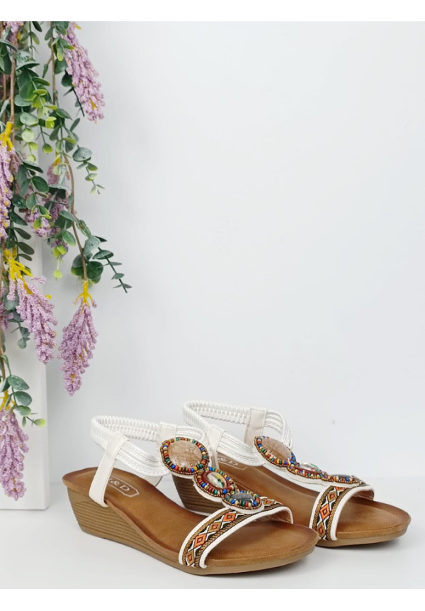 sandalia blanca con piedra