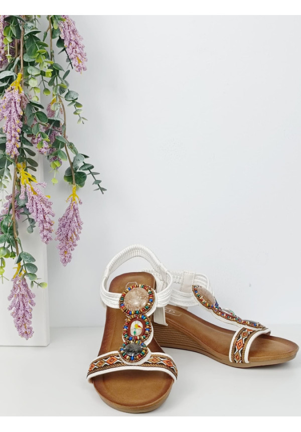 sandalia blanca con piedra