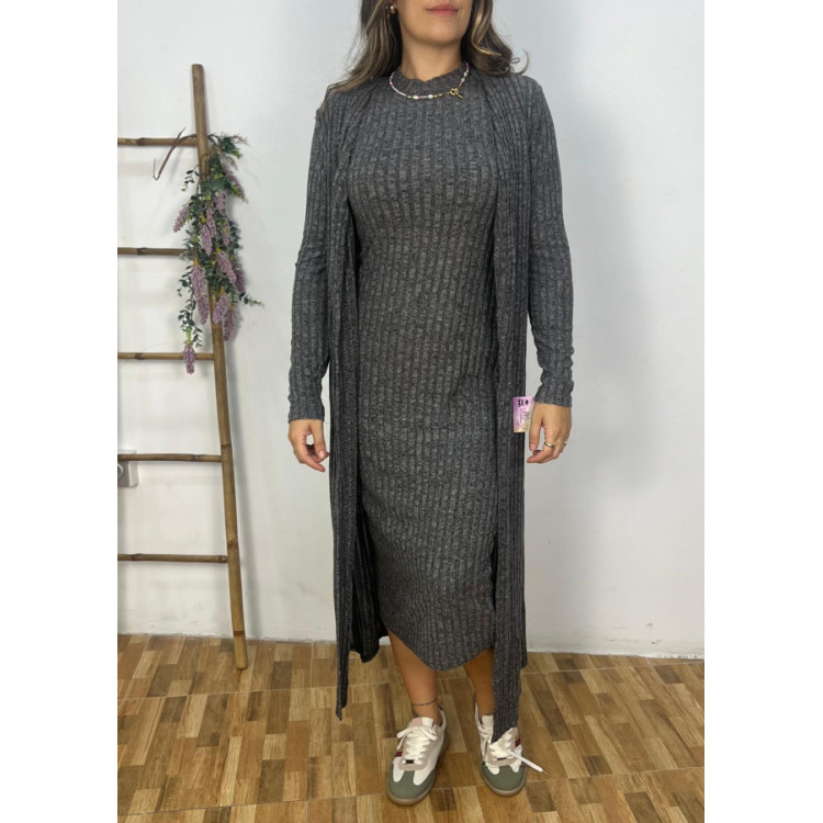 vestido con rebeca gris