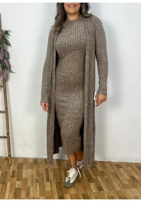 vestido con rebeca marrón bisón