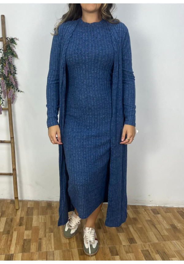 vestido con rebeca azúl
